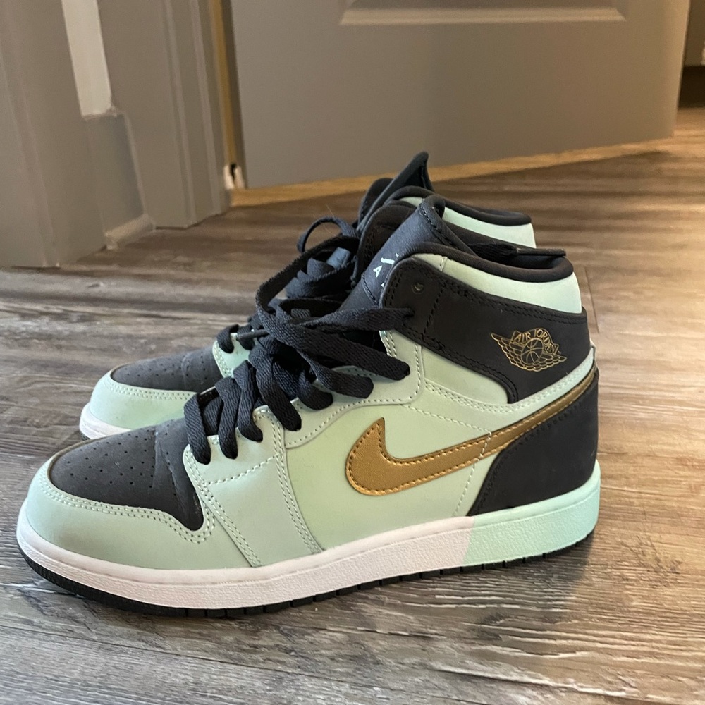 Rare Color AJ1